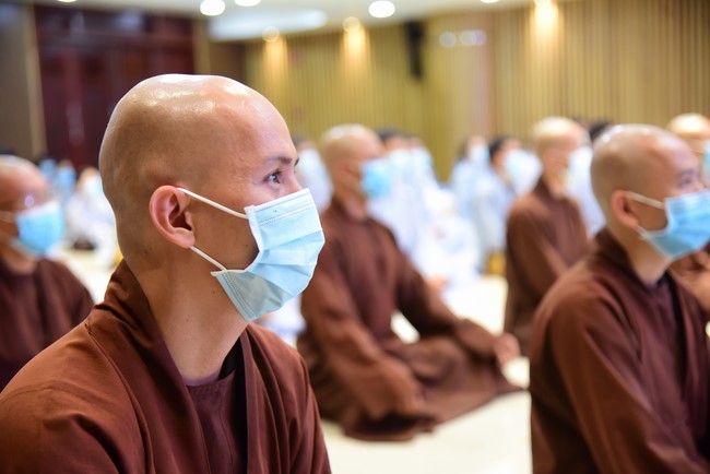 Taking comments to complete recording visual images in the rain season retreat